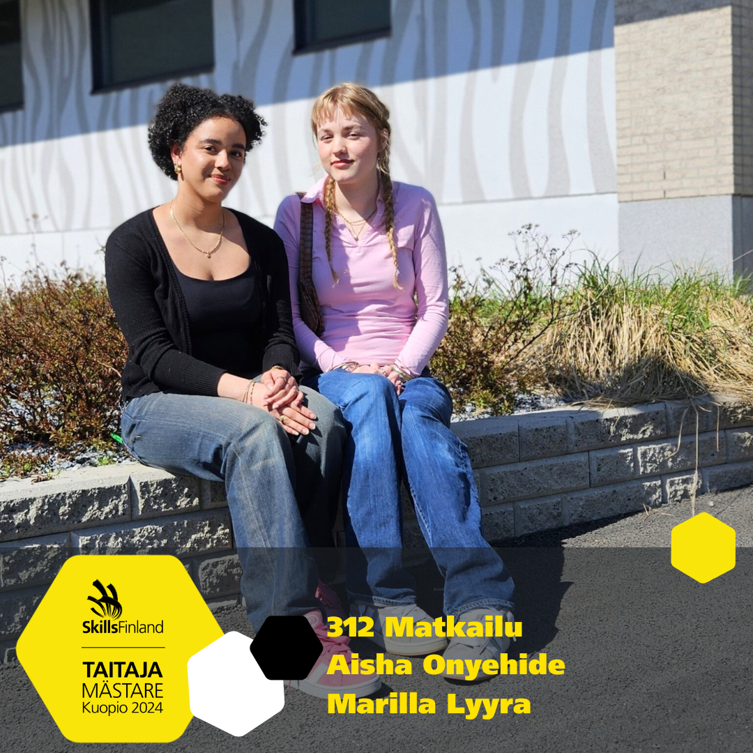 Taitaja-finalistit Aisha ja Marilla istuvat ulkona auringonpaisteessa.